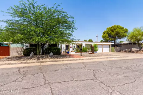 Exterior - 8914 E Maple Leaf Dr, Tucson, AZ 85710 photo 2 of 14