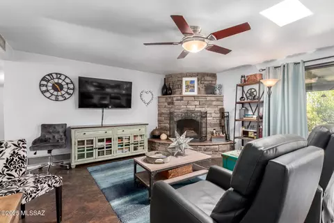 Living - 8914 E Maple Leaf Dr, Tucson, AZ 85710 photo 4 of 5