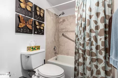 Bath - 8914 E Maple Leaf Dr, Tucson, AZ 85710 photo 4 of 4