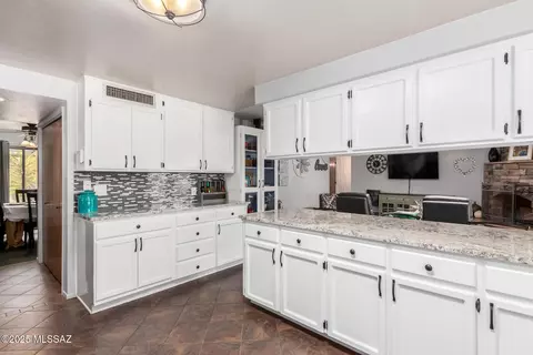 Kitchen - 8914 E Maple Leaf Dr, Tucson, AZ 85710 photo 3 of 4