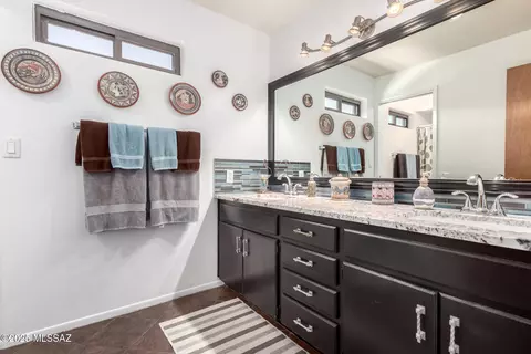 Bath - 8914 E Maple Leaf Dr, Tucson, AZ 85710 photo 3 of 4
