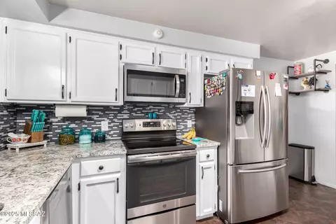 Kitchen - 8914 E Maple Leaf Dr, Tucson, AZ 85710 photo 4 of 4