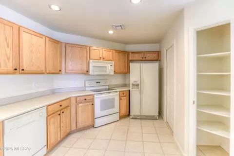 Kitchen - 4113 E Stony Meadow Dr, Tucson, AZ 85756 photo 2 of 3