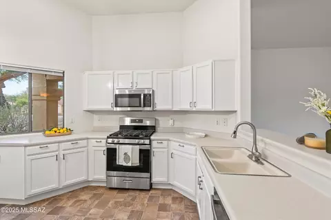 Kitchen - 8637 E Dunbar Way, Tucson, AZ 85747 photo 2 of 3