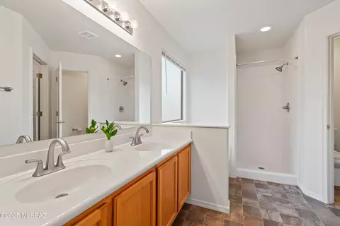 Bath - 8637 E Dunbar Way, Tucson, AZ 85747 photo 1 of 3
