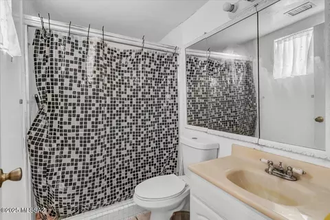 Bath - 7611 E Persimmon Dr, Tucson, AZ 85730 photo 2 of 5