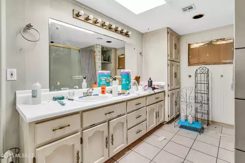 Bath - 7611 E Persimmon Dr, Tucson, AZ 85730 photo 4 of 5
