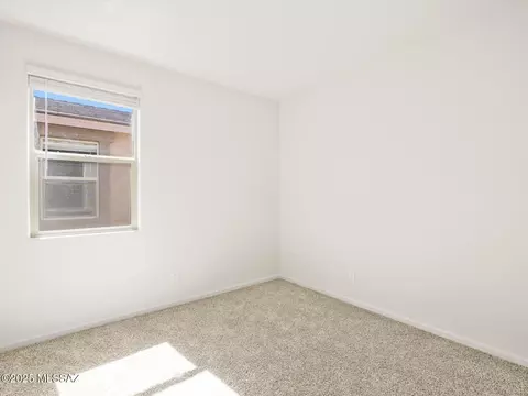 9883 N Solstice Ave, Tucson, AZ 85743