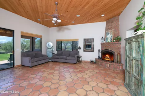 Living - 16545 E Mckenzie Wash Rd, Vail, AZ 85641 photo 4 of 6
