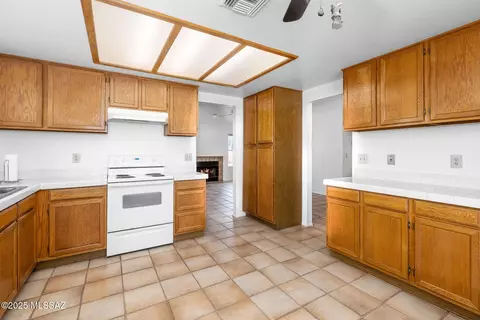 Kitchen - 7901 S Glasgow St, Tucson, AZ 85747 photo 4 of 5