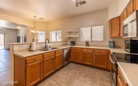 Kitchen - 7614 E Fair Meadows Loop, Tucson, AZ 85756 photo 2 of 3