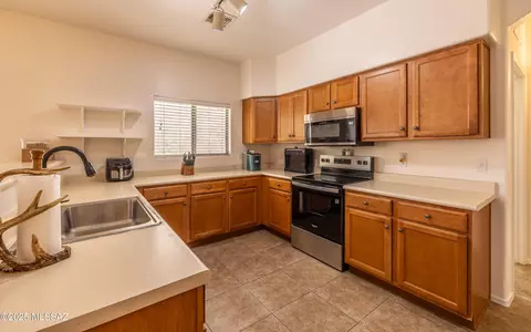 Kitchen - 7614 E Fair Meadows Loop, Tucson, AZ 85756 photo 3 of 3