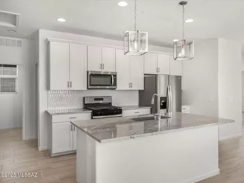 9816 N Solstice Ave, Tucson, AZ 85743