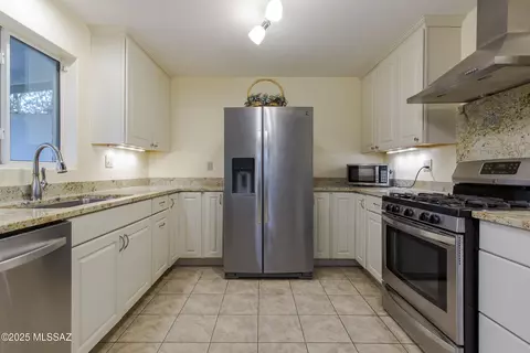 Kitchen - 5700 E 19th St, Tucson, AZ 85711 photo 3 of 6