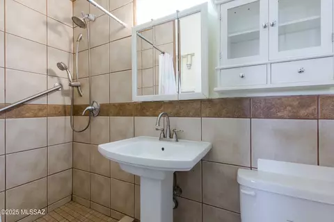 Bath - 5700 E 19th St, Tucson, AZ 85711 photo 3 of 3