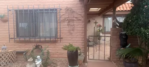 309 W Camino Del Sonador, Green Valley, AZ 85614