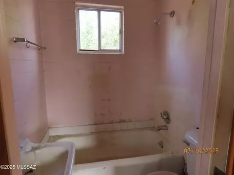 Bath - 4631 E 14th St, Tucson, AZ 85711 photo 2 of 2