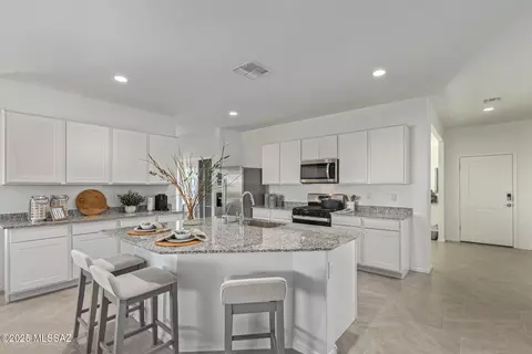 1122 S Nedra Pl, Vail, AZ 85641