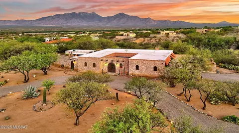 909 W Mission Twin Buttes Rd, Green Valley, AZ 85622