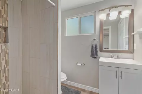 Bath - 1314 E Hedrick Dr, Tucson, AZ 85719 photo 1 of 2