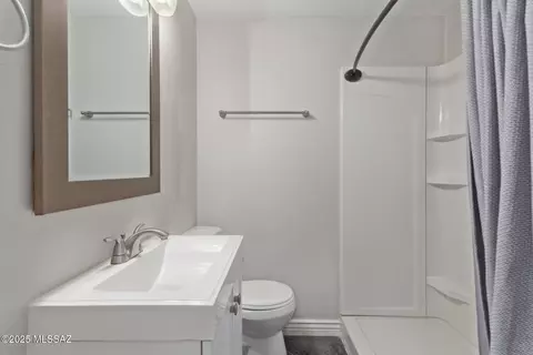 Bath - 1314 E Hedrick Dr, Tucson, AZ 85719 photo 2 of 2