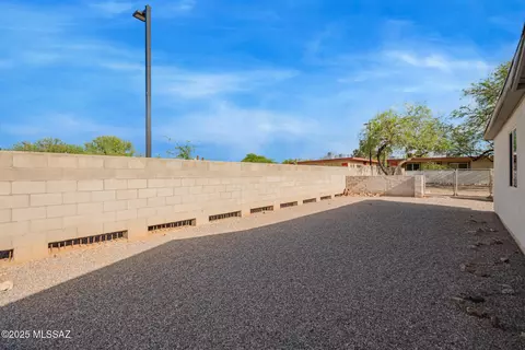 Exterior - 1314 E Hedrick Dr, Tucson, AZ 85719 photo 3 of 9