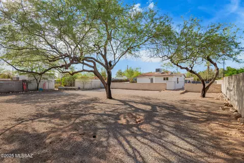Exterior - 1314 E Hedrick Dr, Tucson, AZ 85719 photo 8 of 9