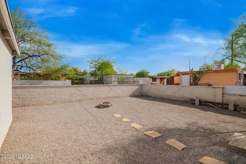 Exterior - 1314 E Hedrick Dr, Tucson, AZ 85719 photo 6 of 9