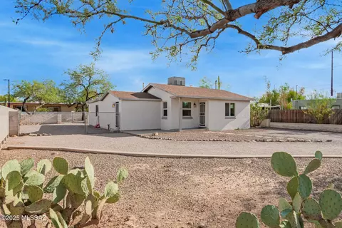 Exterior - 1314 E Hedrick Dr, Tucson, AZ 85719 photo 1 of 9