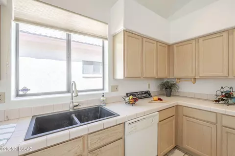 Kitchen - 9166 E Dawn Post Rd, Tucson, AZ 85749 photo 3 of 6