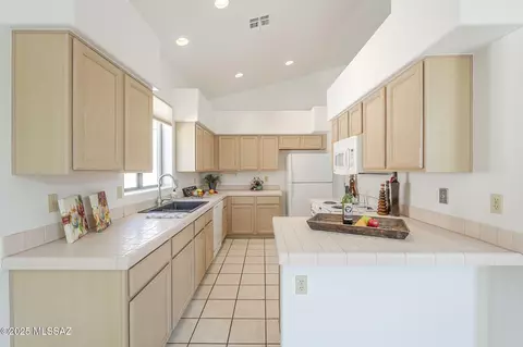 Kitchen - 9166 E Dawn Post Rd, Tucson, AZ 85749 photo 2 of 6