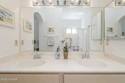 Bath - 9166 E Dawn Post Rd, Tucson, AZ 85749 photo 2 of 5