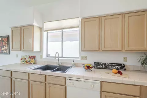 Kitchen - 9166 E Dawn Post Rd, Tucson, AZ 85749 photo 6 of 6
