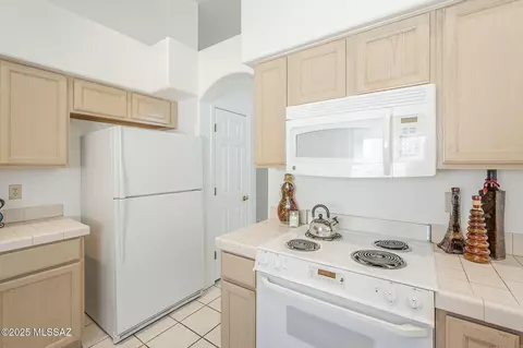 Kitchen - 9166 E Dawn Post Rd, Tucson, AZ 85749 photo 4 of 6