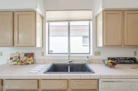 Kitchen - 9166 E Dawn Post Rd, Tucson, AZ 85749 photo 5 of 6