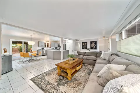 2201 E La Madera Dr, Tucson, AZ 85719