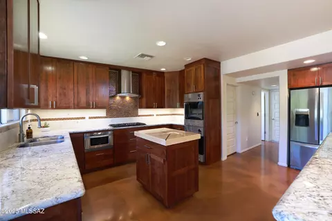 Kitchen - 6655 E Circulo Invierno, Tucson, AZ 85750 photo 3 of 5
