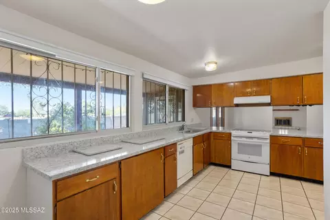 Kitchen - 7457 E 45th St, Tucson, AZ 85730 photo 3 of 4