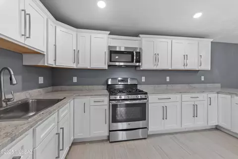Kitchen - 456 W Utah St, Tucson, AZ 85706 photo 2 of 3