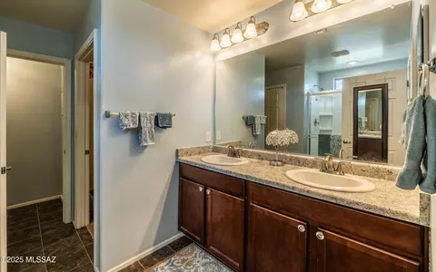 Bath - 6401 E Boldin Dr, Tucson, AZ 85756 photo 1 of 5