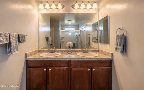 Bath - 6401 E Boldin Dr, Tucson, AZ 85756 photo 2 of 5