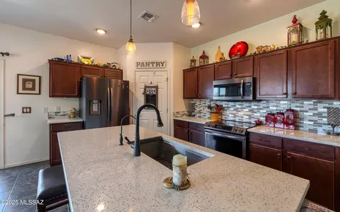 Kitchen - 6401 E Boldin Dr, Tucson, AZ 85756 photo 2 of 3