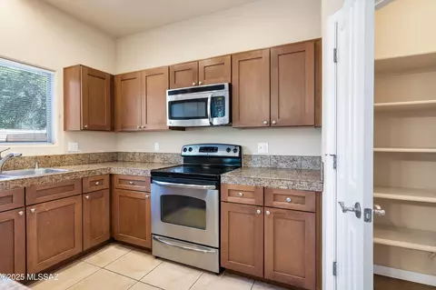 Kitchen - 1109 E Irwin Pl, Tucson, AZ 85719 photo 3 of 4
