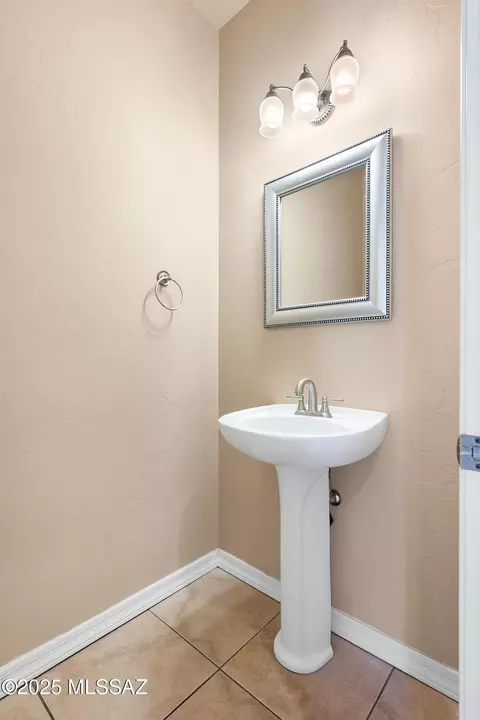 Bath - 1109 E Irwin Pl, Tucson, AZ 85719 photo 1 of 5