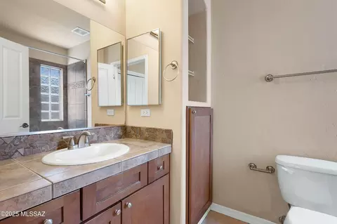 Bath - 1109 E Irwin Pl, Tucson, AZ 85719 photo 4 of 5