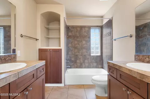 Bath - 1109 E Irwin Pl, Tucson, AZ 85719 photo 2 of 5