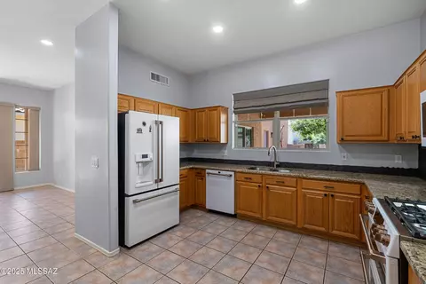 Kitchen - 5047 S Thunder Sky Way, Tucson, AZ 85747 photo 2 of 3