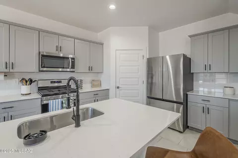 Kitchen - 12815 E Joffroy Dr, Vail, AZ 85641 photo 3 of 4