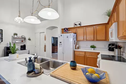Kitchen - 9855 E Cisco Ct, Tucson, AZ 85748 photo 4 of 5