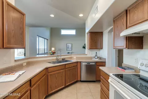 Kitchen - 802 S Echo Vista Dr, Vail, AZ 85641 photo 4 of 5